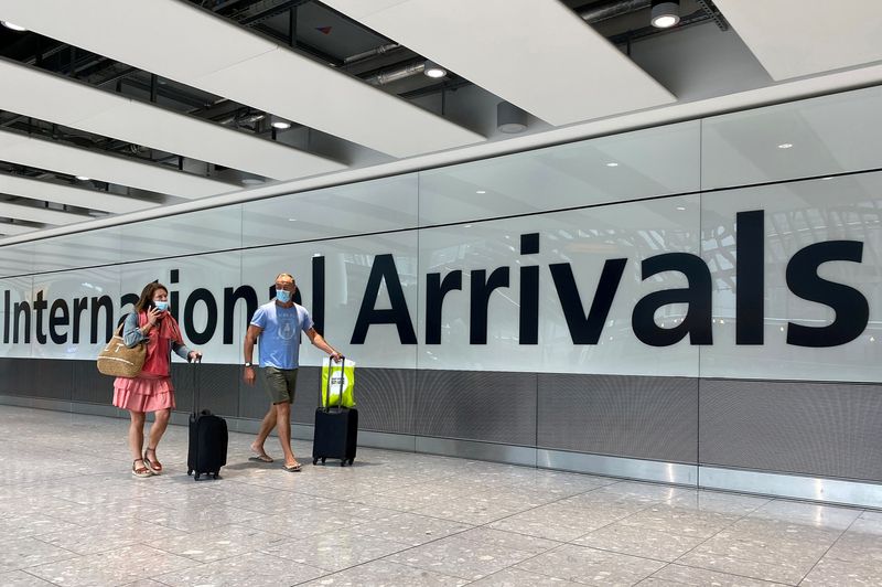 &copy; Reuters. FOTO DE ARCHIVO: Dos pasajeros en la zona de llegadas internacionales del aeropuerto de Heathrow