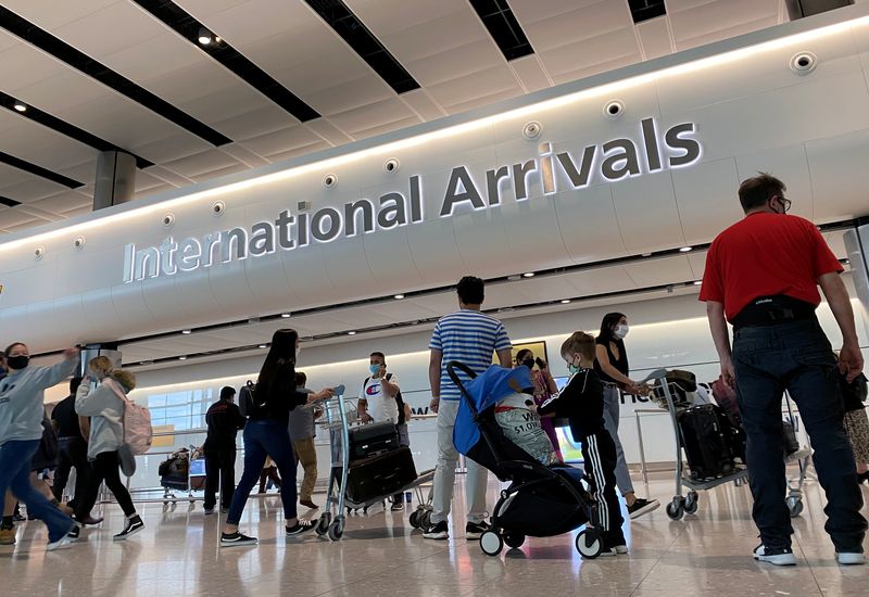 © Reuters. Passengers from international flights arrive at Heathrow Airport, following the outbreak of the coronavirus disease (COVID-19), London, Britain