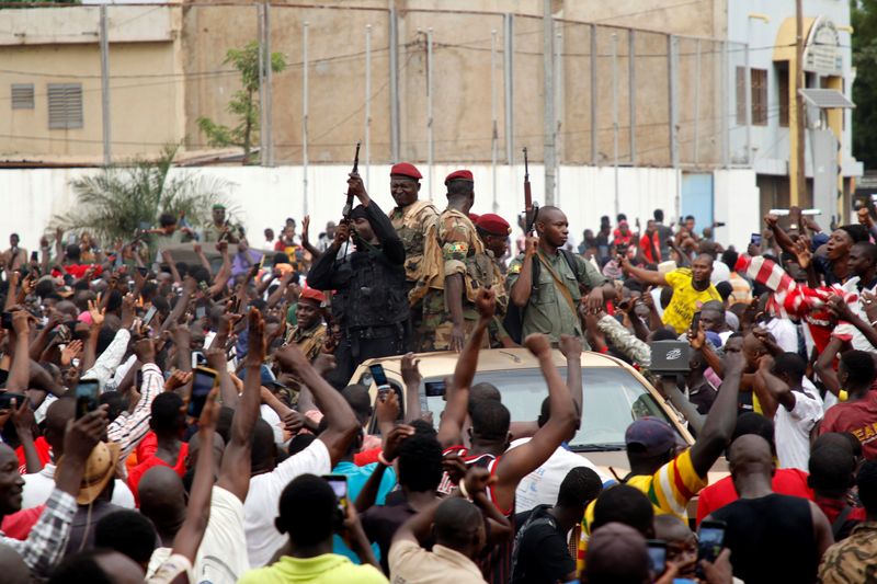 © Reuters. Malian army soldiers are seen at the Independence Square after a mutiny, in Bamako