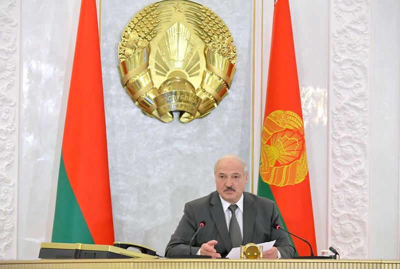 © Reuters. Belarusian President Lukashenko chairs the Security Council meeting in Minsk