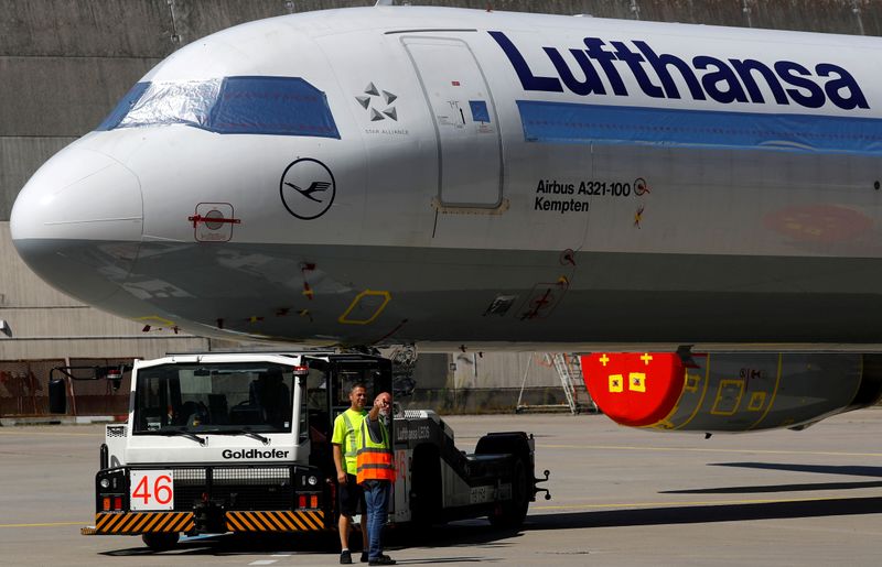 &copy; Reuters. FILE PHOTO: A Lufthansa aircraft at the airport in Frankfurt, Germany