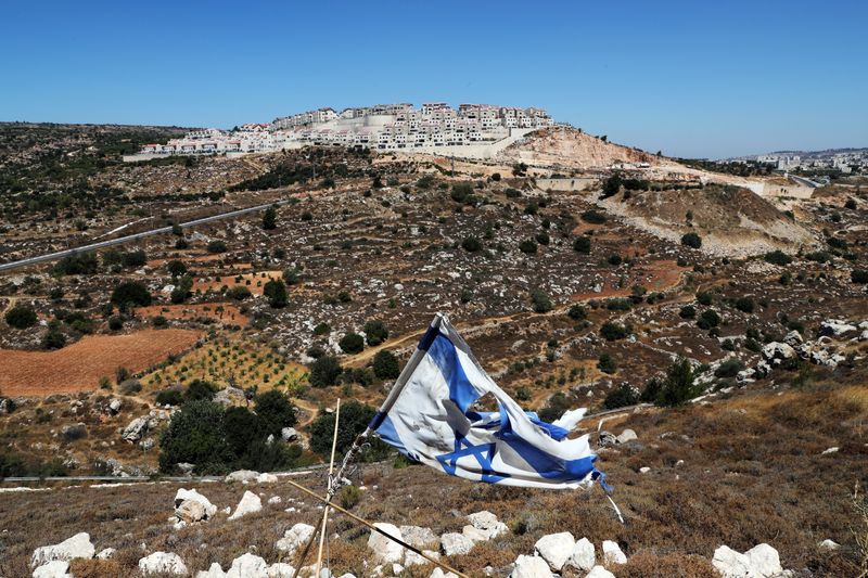 © Reuters. مستوطنو الضفة الغربية يقولون إن نتنياهو خدعهم بتراجعه عن الضم