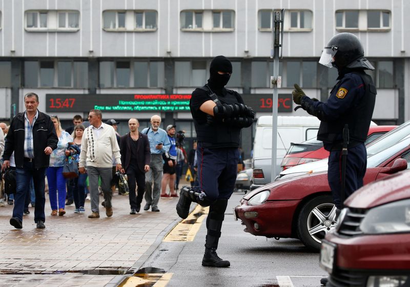 © Reuters. رئيس روسيا البيضاء يأمر الشرطة بقمع الاحتجاجات والاتحاد الأوروبي يعد عقوبات