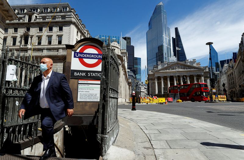 &copy; Reuters. FILE PHOTO: Coronavirus disease (COVID-19) outbreak, in London