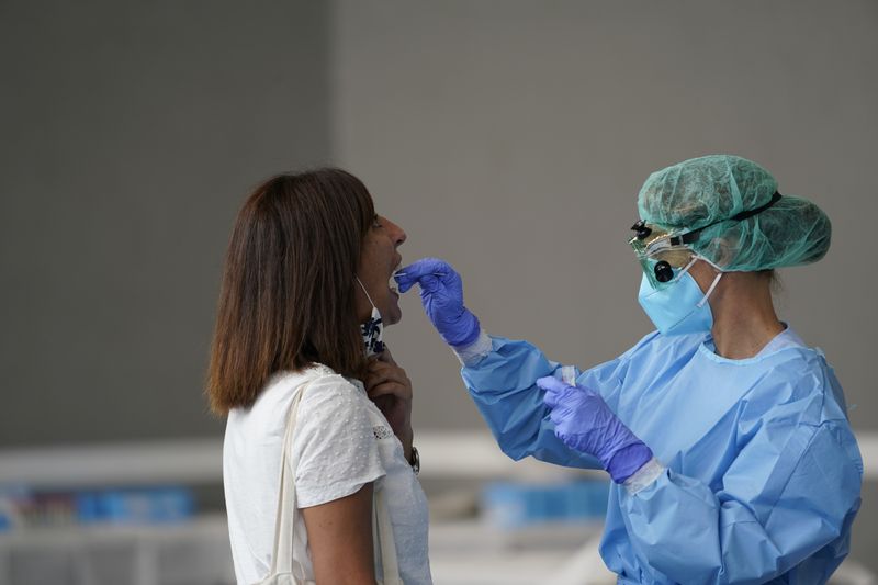 &copy; Reuters. Una trabajadora sanitaria realiza una prueba PCR en Azpeitia