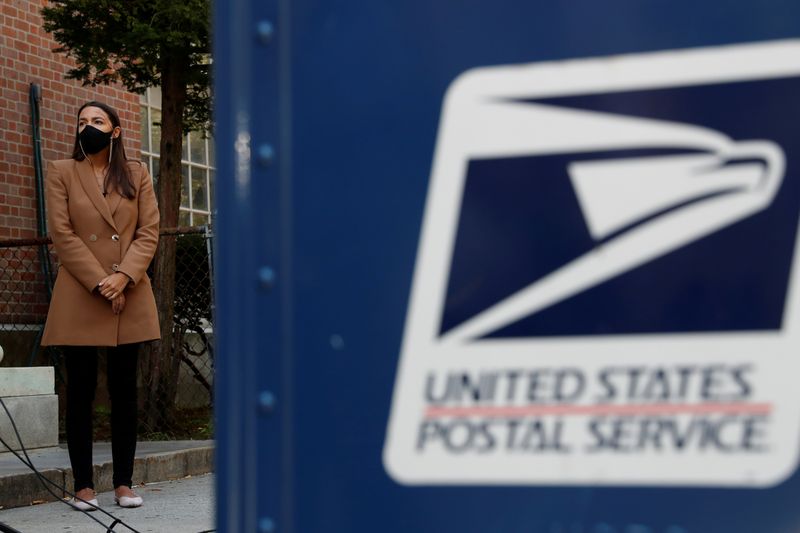 &copy; Reuters. Deputada democrata Alexandria Ocasio-Cortez ao lado de caixa de corrio do Serviço Postal dos EUA em Nova York