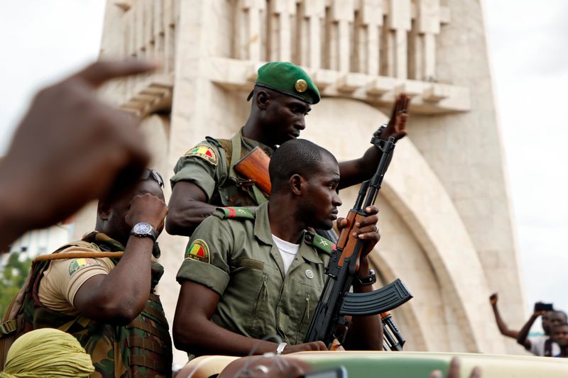 &copy; Reuters. Soldados do Mali são vistos em praça de Bamako após golpe militar