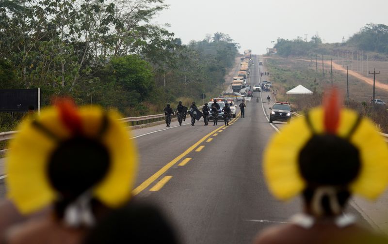 © Reuters. Índigenas em trecho da BR-163 em Novo Progresso (PA)