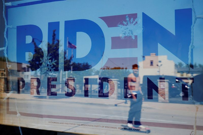 © Reuters. A sign supporting Democratic presidential nominee Joe Biden hangs in a window in Racine