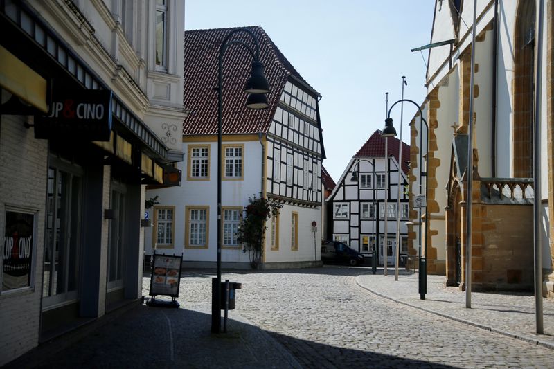 &copy; Reuters. FILE PHOTO: The coronavirus disease (COVID-19) outbreak in Rheda-Wiedenbrueck