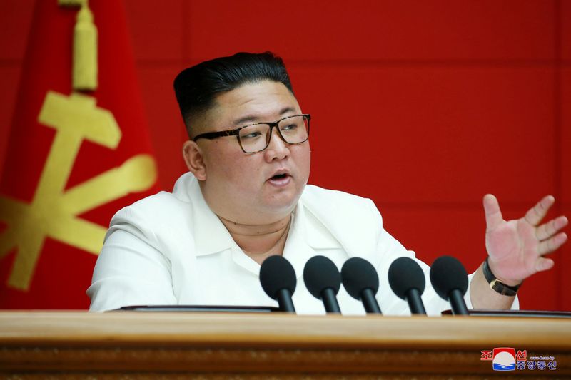 © Reuters. North Korean leader Kim Jong Un addresses a plenary meeting of the Central Committee of the Workers' Party of Korea in North Korea