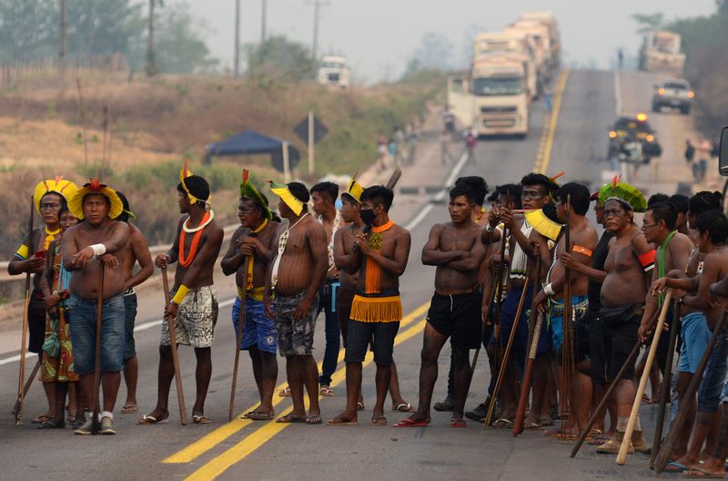 &copy; Reuters. Indígenas em trecho da BR-163 em Novo Progresso (PA)