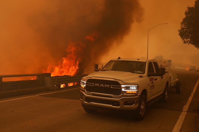 &copy; Reuters. صواعق تشعل مئات الحرائق في أنحاء كاليفورنيا وفرار عشرات الآلاف