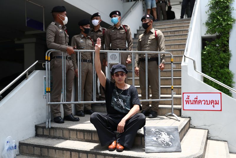 © Reuters. A pro-democracy supporter flashes a three-finger salute in Bangkok