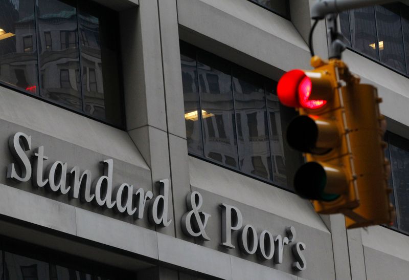&copy; Reuters. FOTO DE ARCHIVO: El logotipo de Standar &amp; Poor&apos;s en el distrito financiero de Nueva York