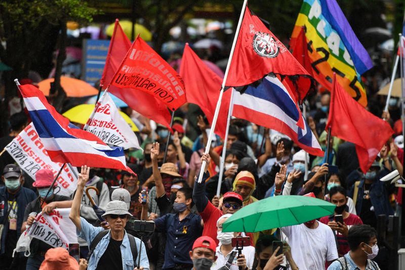 &copy; Reuters. Pro-democracy protesters attend a mass rally, in Bangkok