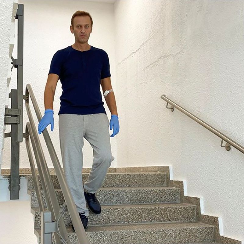 &copy; Reuters. Russian opposition politician Alexei Navalny goes downstairs at Charite hospital in Berlin
