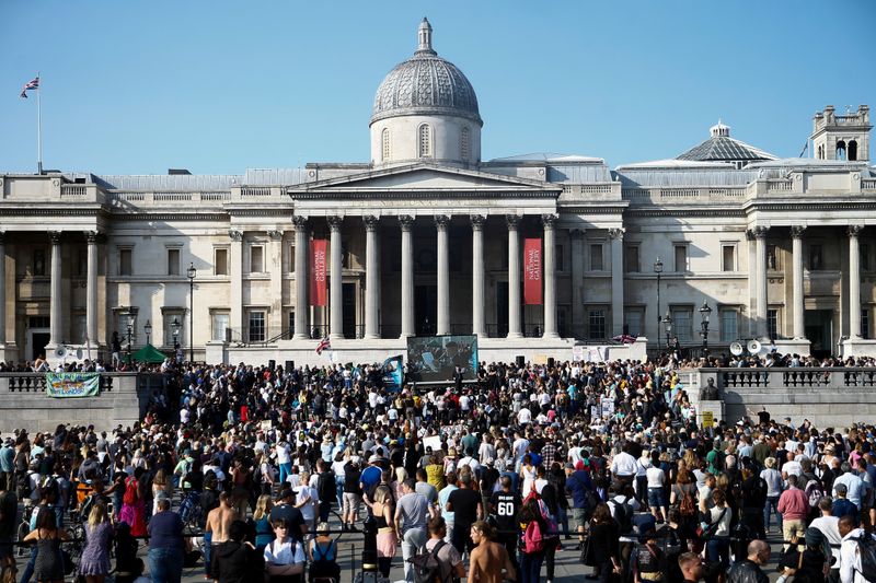 © Reuters. People gather in Trafalgar Square to protest against the lockdown imposed by the government, in London