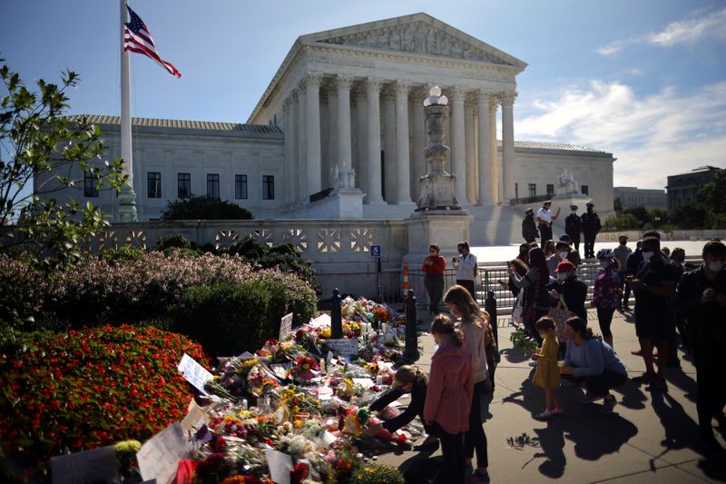 © Reuters. People gather in front of the U.S. Supreme Court following the death of U.S. Supreme Court Justice Ruth Bader Ginsburg, in Washington