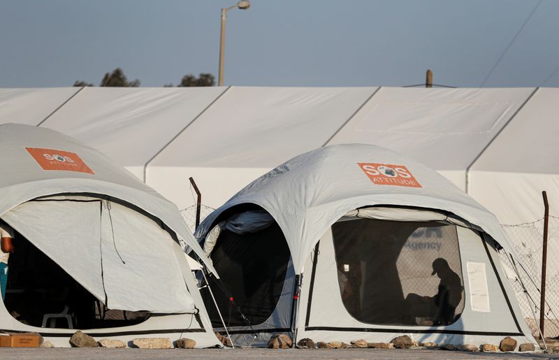 © Reuters. نقل 9 آلاف مهاجر على جزيرة ليسبوس اليونانية إلى مخيم جديد بعد احتراق مخيمهم
