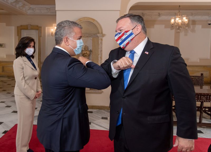 © Reuters. El presidente colombiano, Iván Duque,  y el secretario de Estado de Estados Unidos, Mike Pompeo, se saludan de codo antes de una reunión en Bogotá