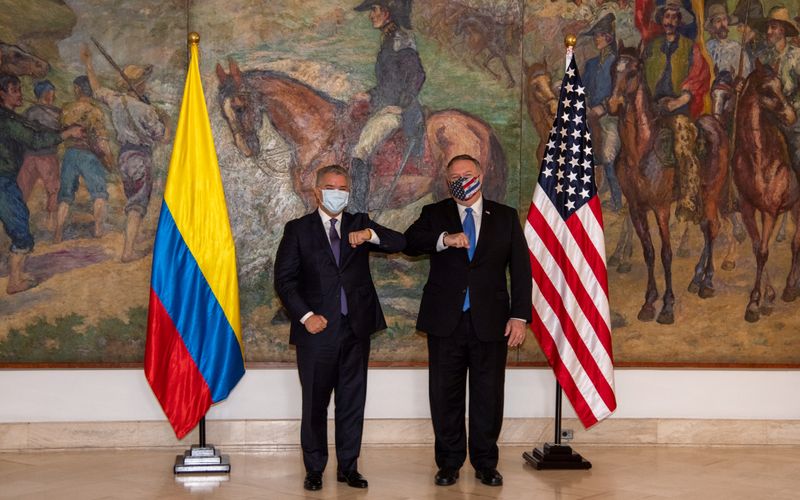 &copy; Reuters. El presidente colombiano, Iván Duque,  y el secretario de Estado de Estados Unidos, Mike Pompeo, se saludan de codo antes de una reunión en Bogotá