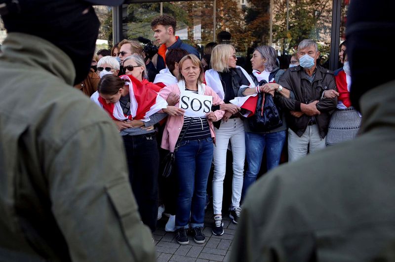 &copy; Reuters. FILE PHOTO: Belarusian opposition supporters protest against presidential election results in Minsk