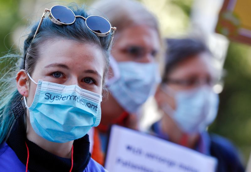 &copy; Reuters. FILE PHOTO: German nurses and nursing staff demonstrate for higher pay and better working conditions amid the coronavirus outbreak