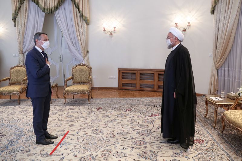 © Reuters. FOTO DE ARCHIVO: El presidente iraní Hassan Rouhani, con una mascarilla, recibe al ministro de Asuntos Exteriores suizo Ingazio Cassis en Teherán