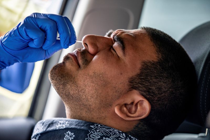 &copy; Reuters. FILE PHOTO: People get tested for COVID-19 amid rises in cases, in Austin, Texas