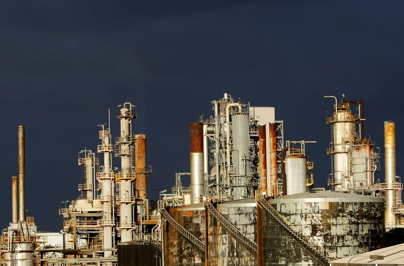 © Reuters. FILE PHOTO: A view of the Mobil oil refinery at Altona in Melbourne