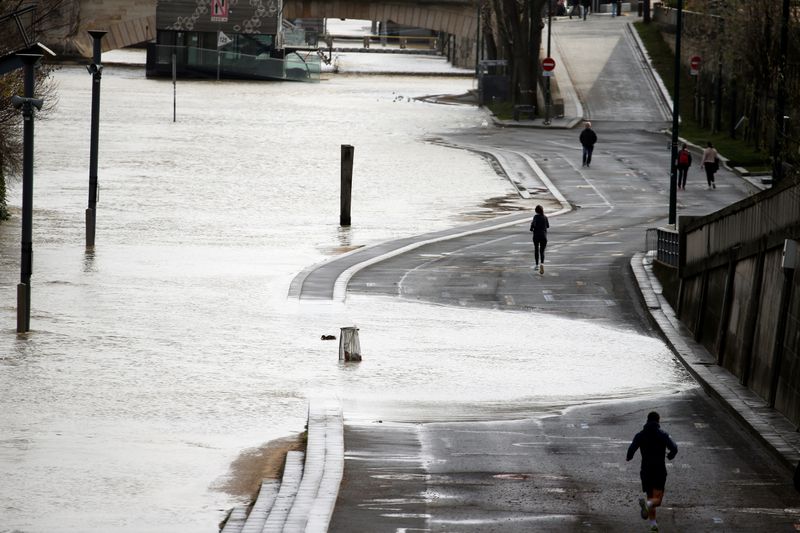&copy; Reuters. فقد اثنين بعد سيول مفاجئة في جنوب فرنسا
