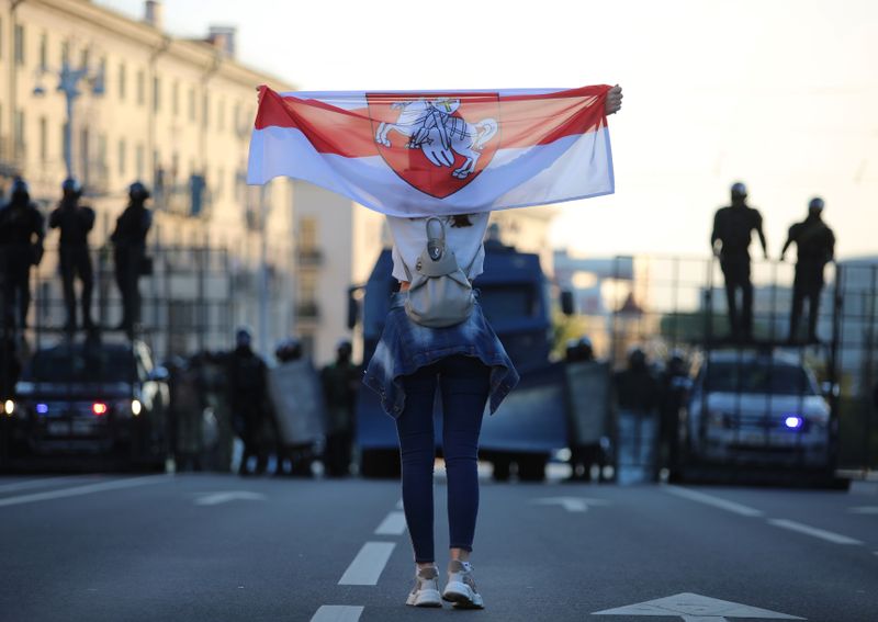 © Reuters. Belarusian opposition supporters protest against presidential election results in Minsk