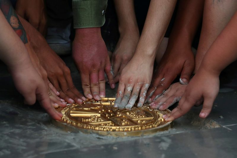 &copy; Reuters. Student leaders install a plaque near the Grand Palace in Bangkok