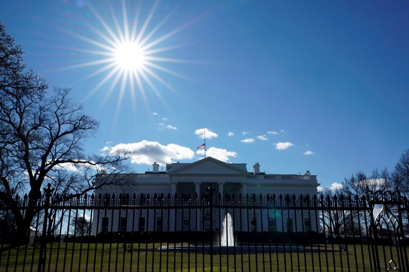 &copy; Reuters. FILE PHOTO: The White House is seen on the first day of a partial federal government shutdown in Washington