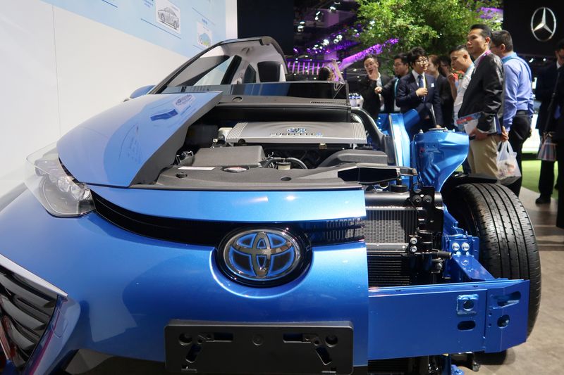 &copy; Reuters. Visitors look at a display of Toyota&apos;s Mirai hydrogen fuel-cell vehicle during the second China International Import Expo (CIIE) in Shanghai