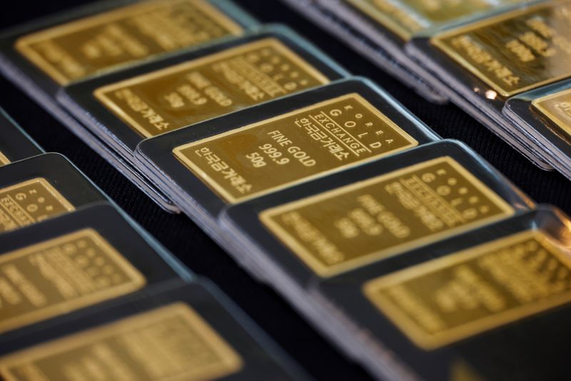 © Reuters. FILE PHOTO: Gold bars are pictured on display at Korea Gold Exchange in Seoul
