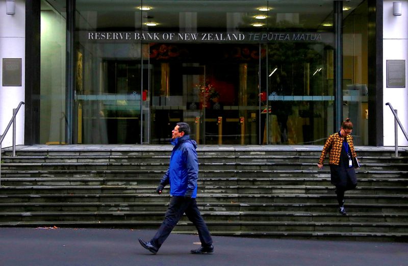 &copy; Reuters. FILE PHOTO: Pedestrians walk near the main entrance to the Reserve Bank of New Zealand located in central Wellington, New Zealand