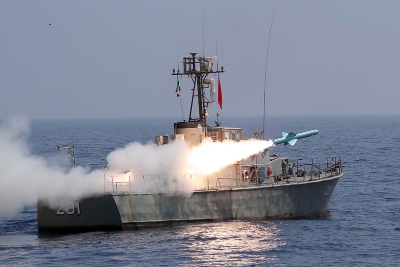 &copy; Reuters. Foto de archivo. Un misil es lanzado durante el ejercicio militar anual de Irán en el Golfo de Omán