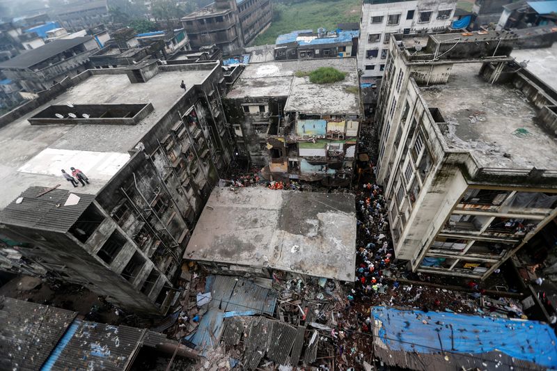 &copy; Reuters. مقتل ثمانية على الأقل في انهيار مبنى بمدينة مومباي الهندية