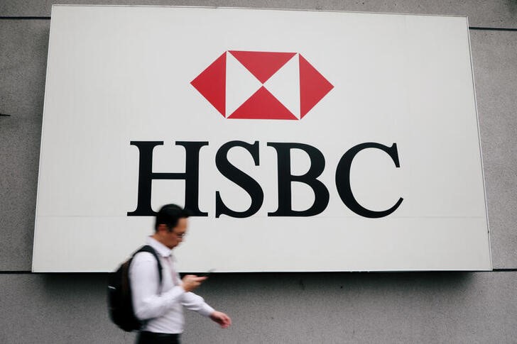 &copy; Reuters. FOTO DE ARCHIVO. Un hombre pasa frente al logo del banco  HSBC en su sede en Kuala Lumpur. REUTERS/Lim Huey Teng