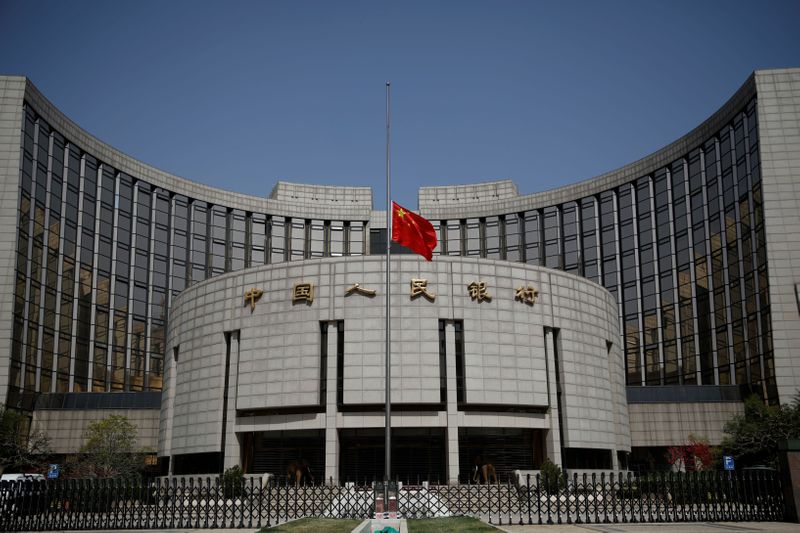 &copy; Reuters. FOTO DE ARCHIVO: La bandera nacional china ondea a media asta en la sede del Banco Popular de China, en Pekín, China, el 4 de abril de 2020