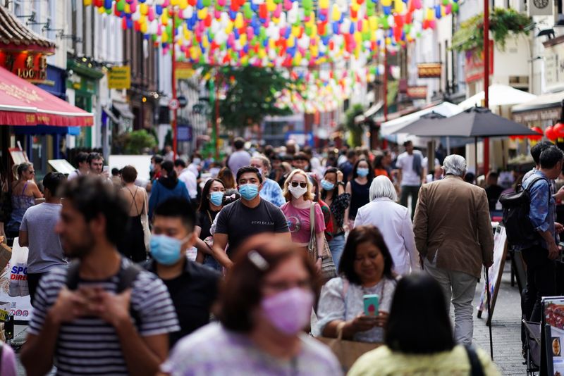 &copy; Reuters. People walk through the Chinatown area, amid the coronavirus disease (COVID-19) outbreak, in London