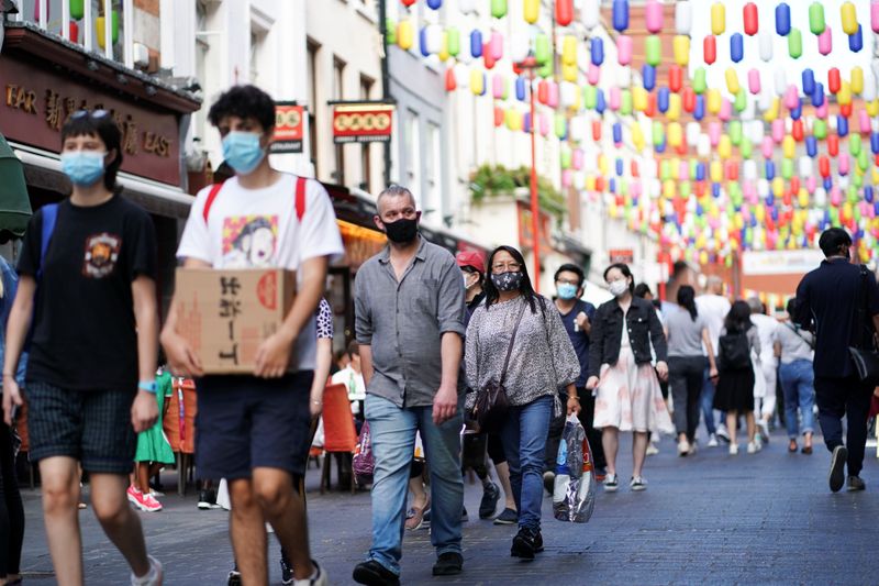 &copy; Reuters. People walk through the Chinatown area, amid the coronavirus disease (COVID-19) outbreak, in London