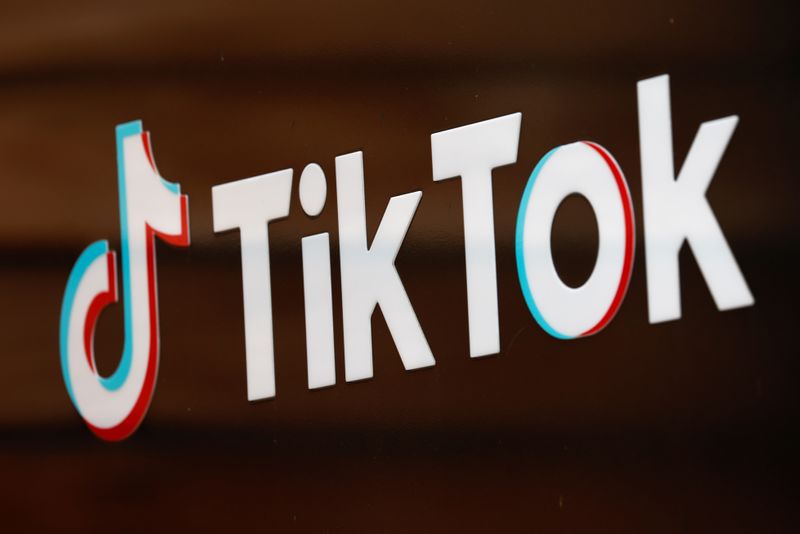 &copy; Reuters. Logo TikTok logo davanti alla sede Usa dell&apos;azienda a Culver City