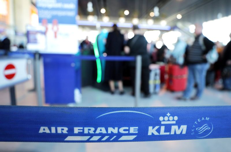 &copy; Reuters. Passengers wait at the Air France desk at Nice international airport