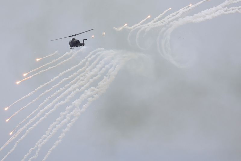 &copy; Reuters. FOTO DE ARCHIVO: Un helicóptero AH-1 Cobra taiwanés dispara durante el ejercicio militar Han Kuang en Taichung, Taiwán, el 16 de julio de 2020