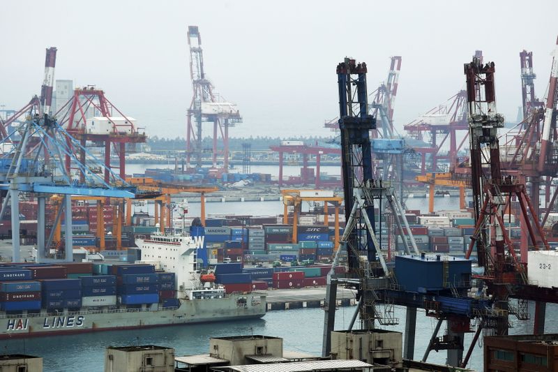 &copy; Reuters. Shipping containers are seen at Keelung port, northern Taiwan,