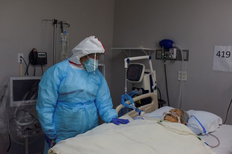 © Reuters. A woman says goodbye to her mother in a COVID-19 ICU in Houston