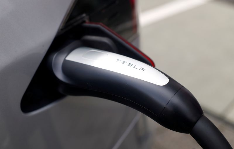 &copy; Reuters. FILE PHOTO: A Tesla car is charged at a super-fast multi-charging power column in Bonn